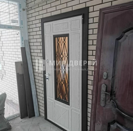 Металлическая дверь МДФ со стеклом - фото