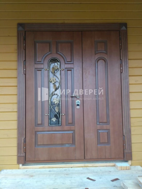 Дверь с ковкой и стеклом - фото